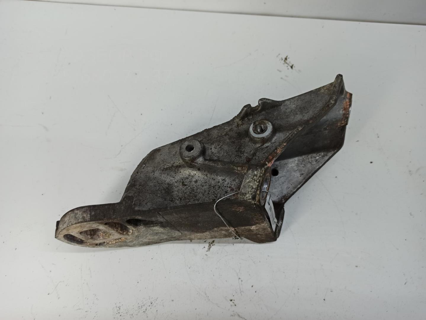 Кронштейн двигателя левый