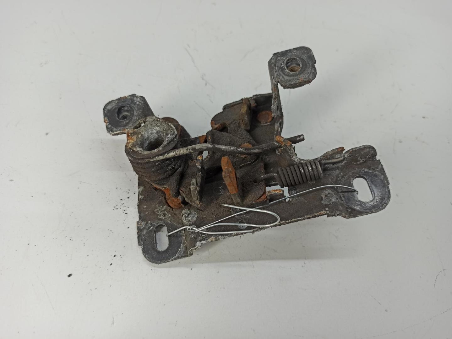 Замок капота