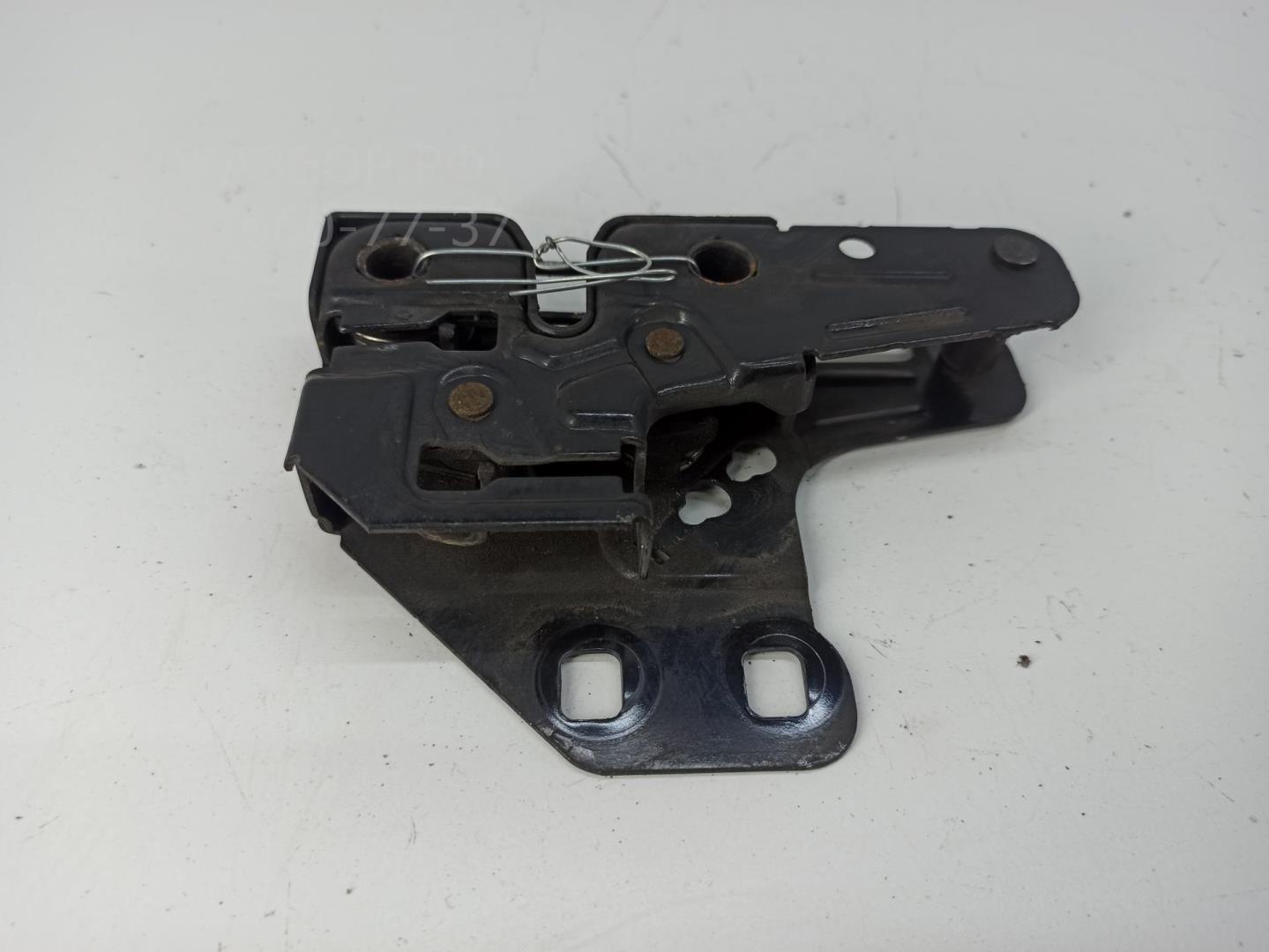 Замок капота