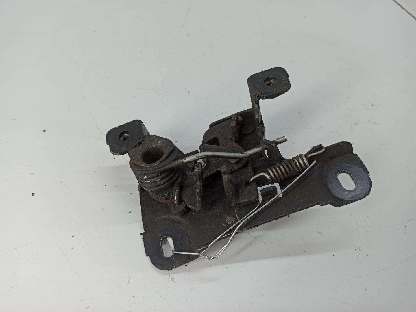 Замок капота