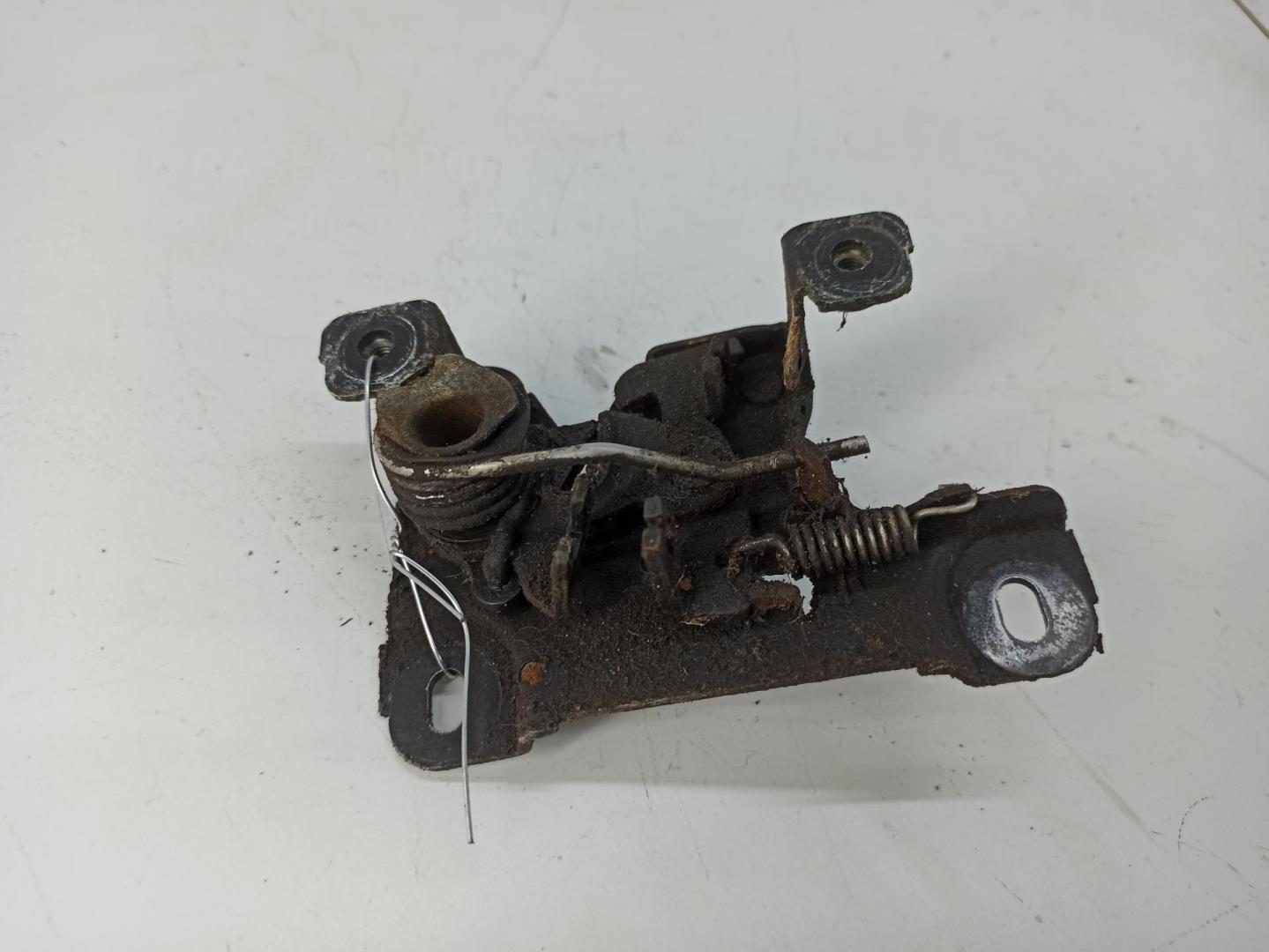 Замок капота