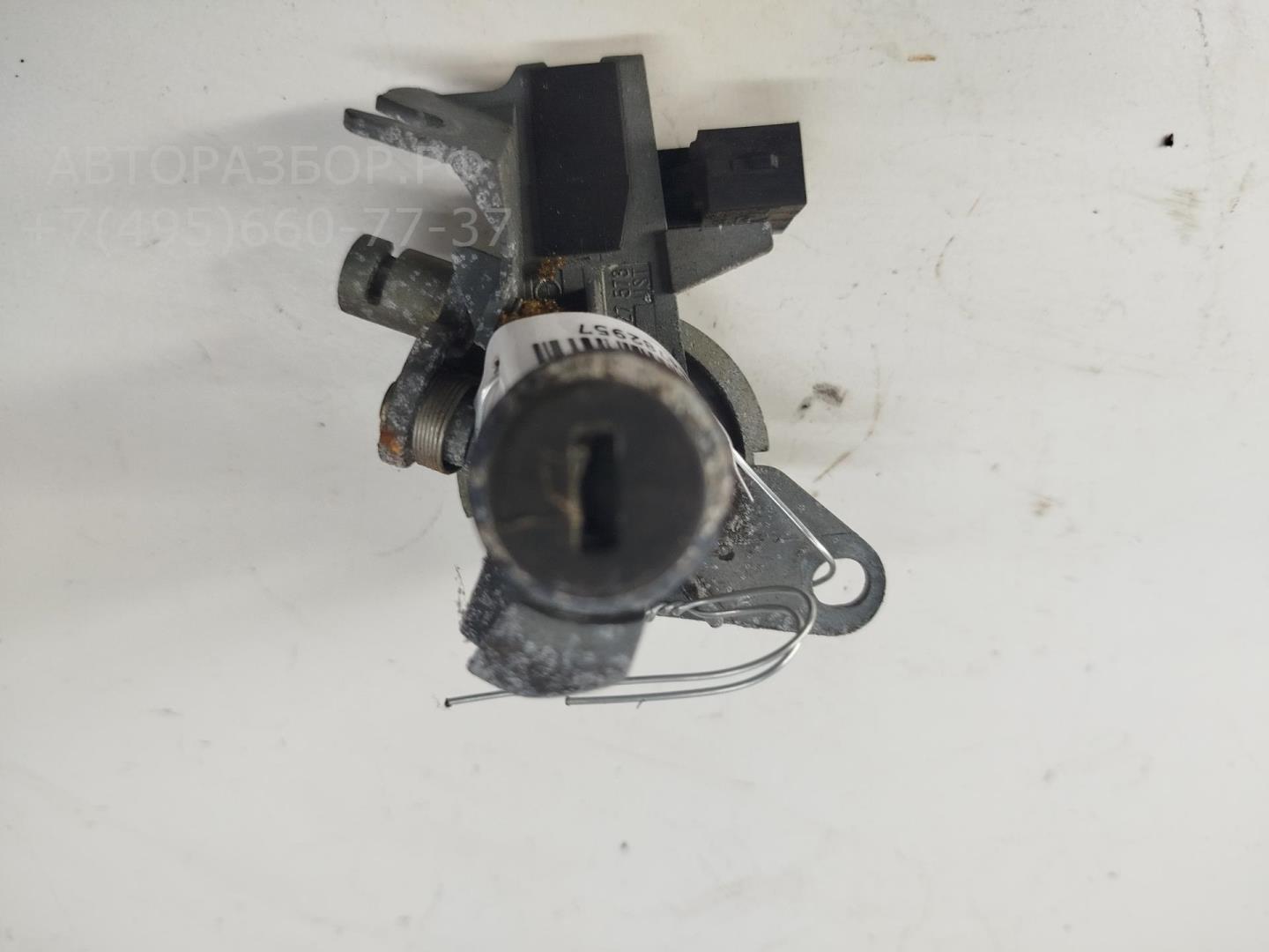 Вставка замка багажника