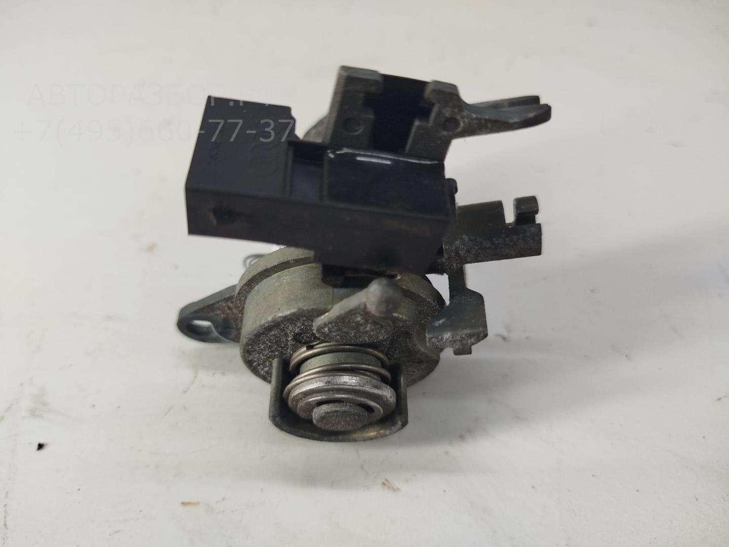 Вставка замка багажника