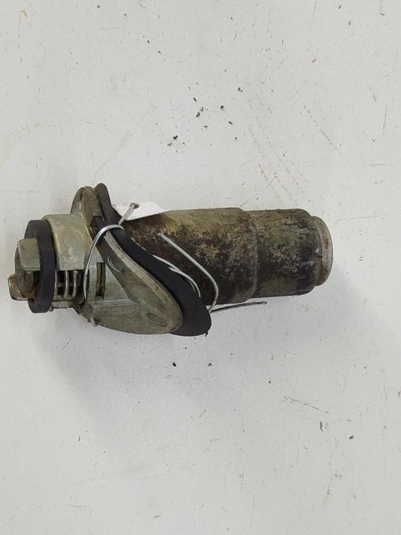 Вставка замка багажника