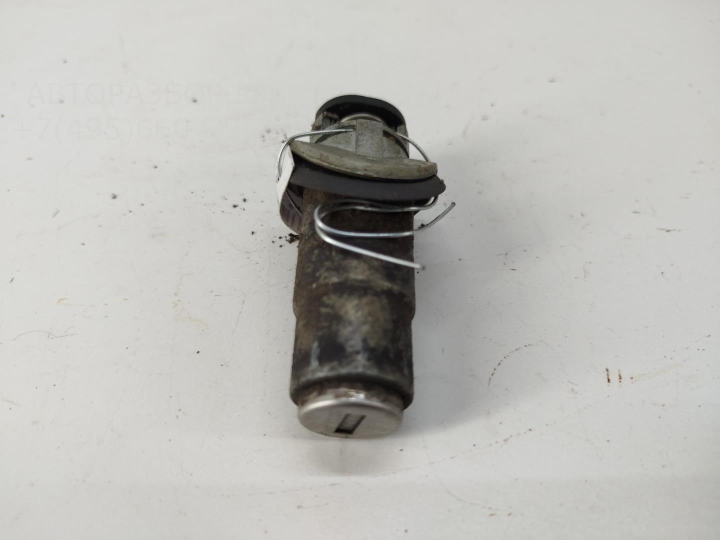 Вставка замка багажника