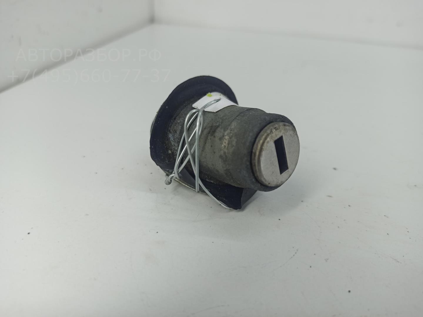 Вставка замка багажника