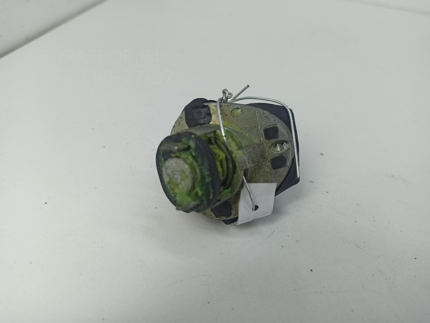 Вставка замка багажника