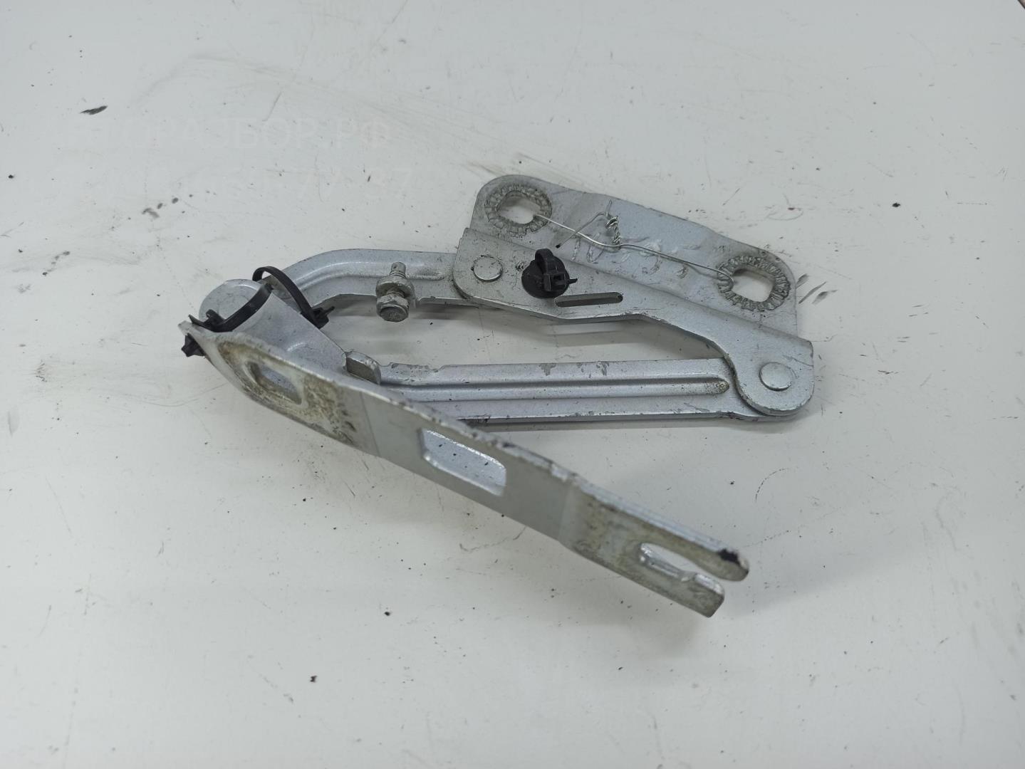 Петля капота правая