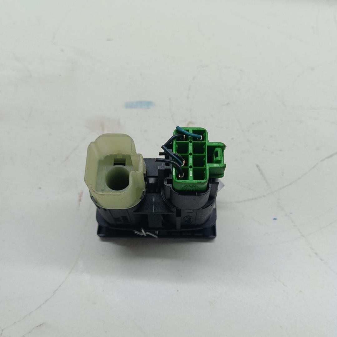 Кнопка открывания багажника