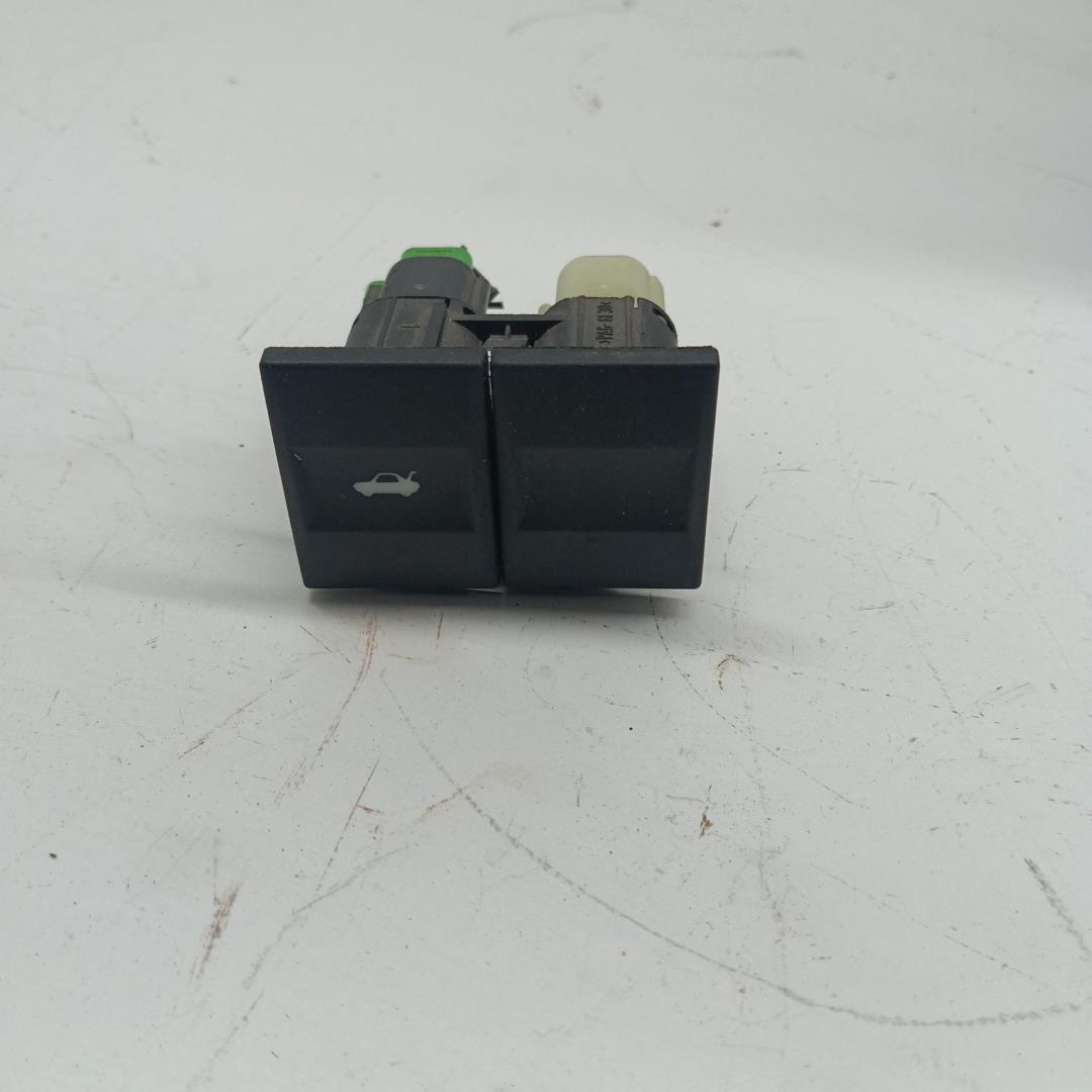 Кнопка открывания багажника