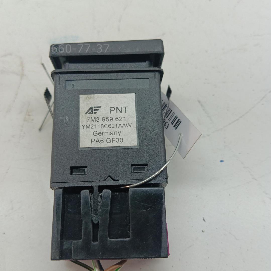 Кнопка обогрева заднего стекла