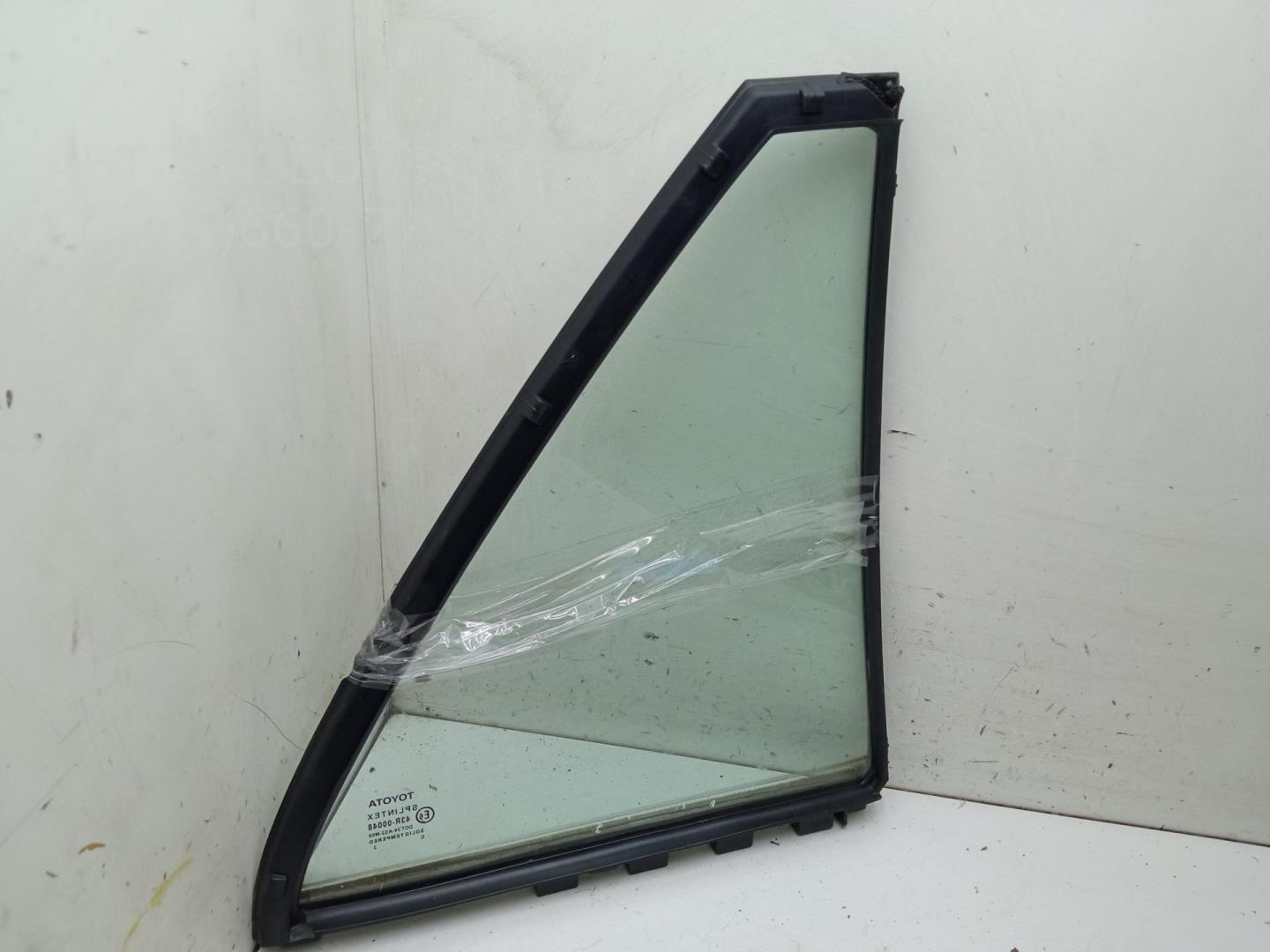 Стекло двери задней левой (форточка)