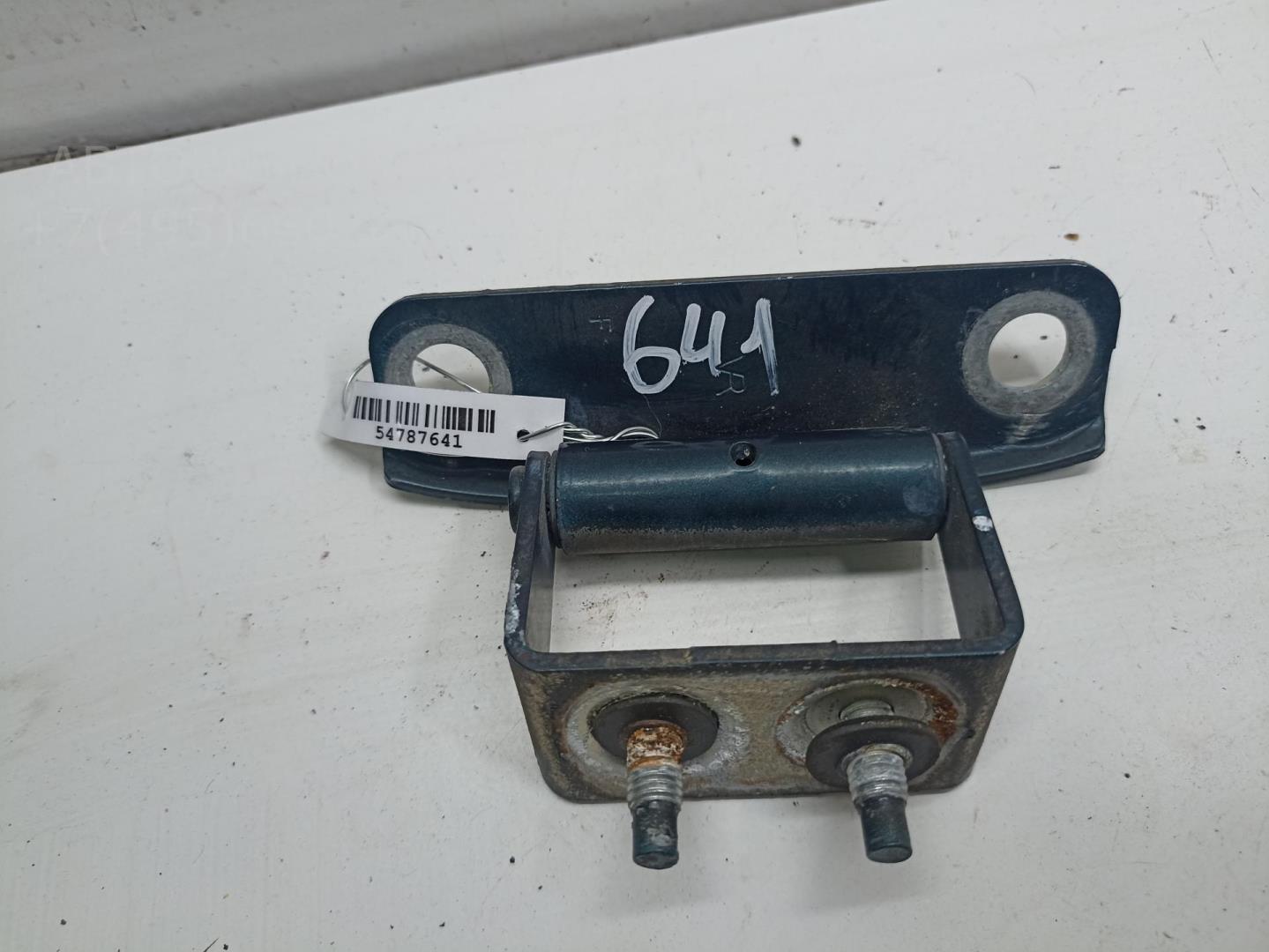 Петля крышки багажника