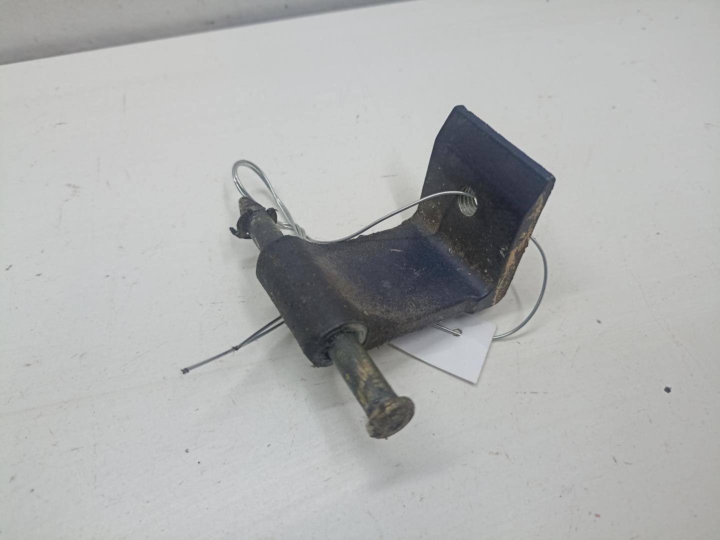 Петля крышки багажника