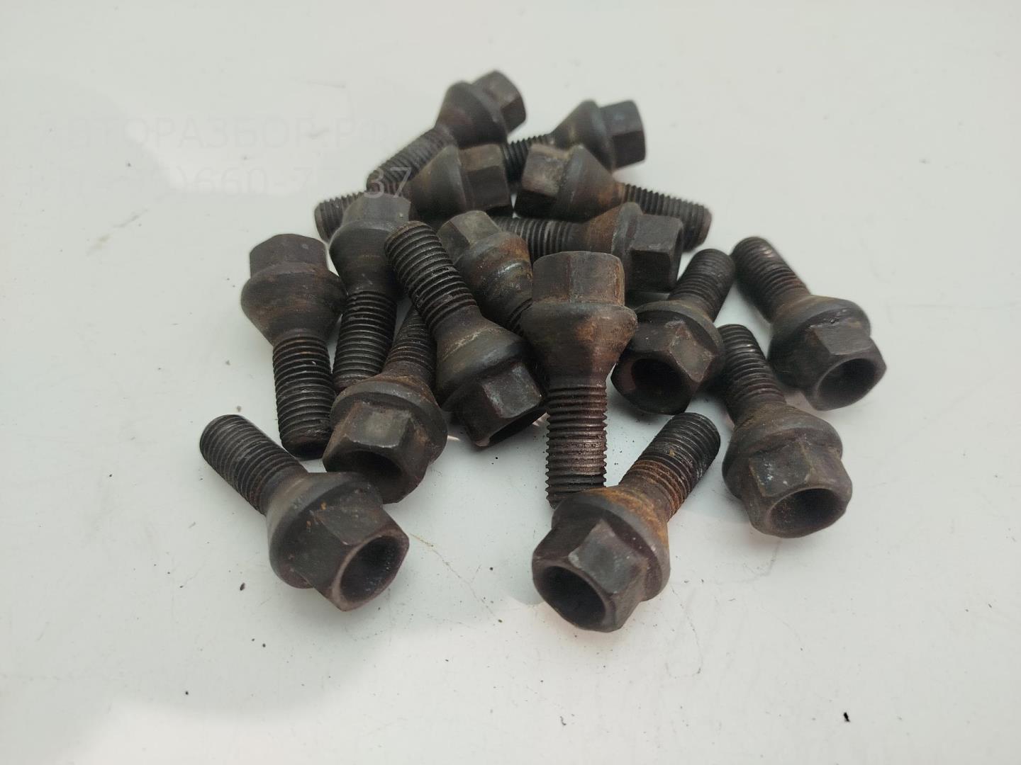 Болт колесный