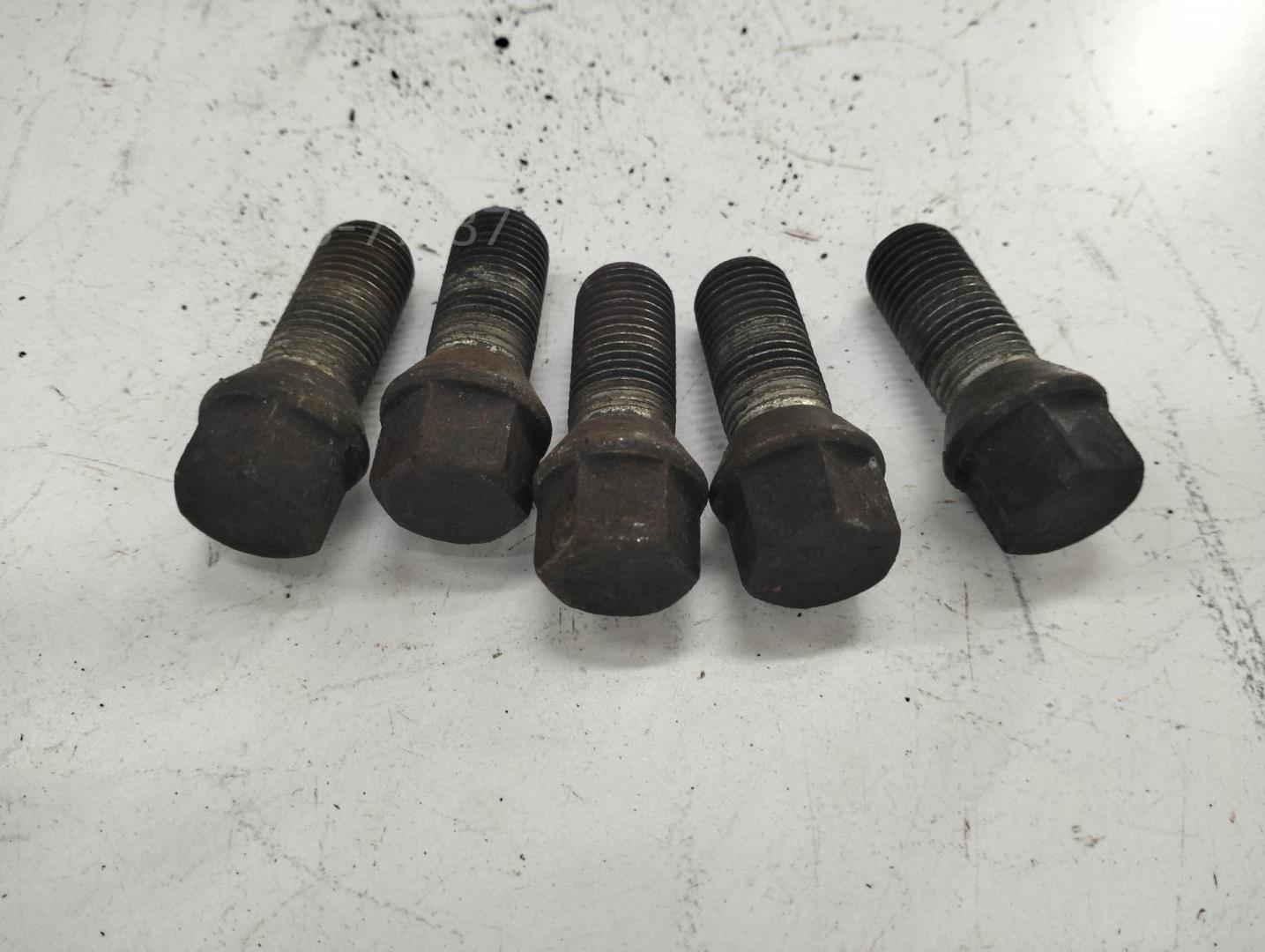 Болт колесный