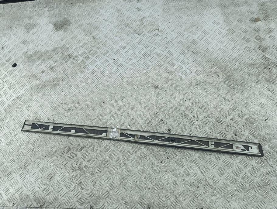 Накладка двери передней правой