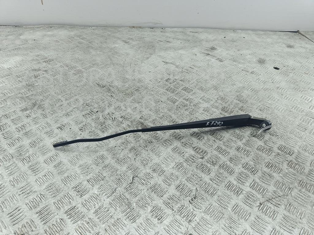 Поводок стеклоочистителя передний левый