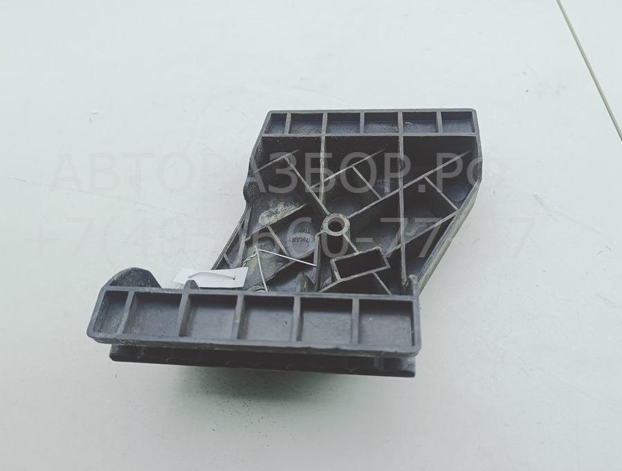 Кронштейн заднего бампера