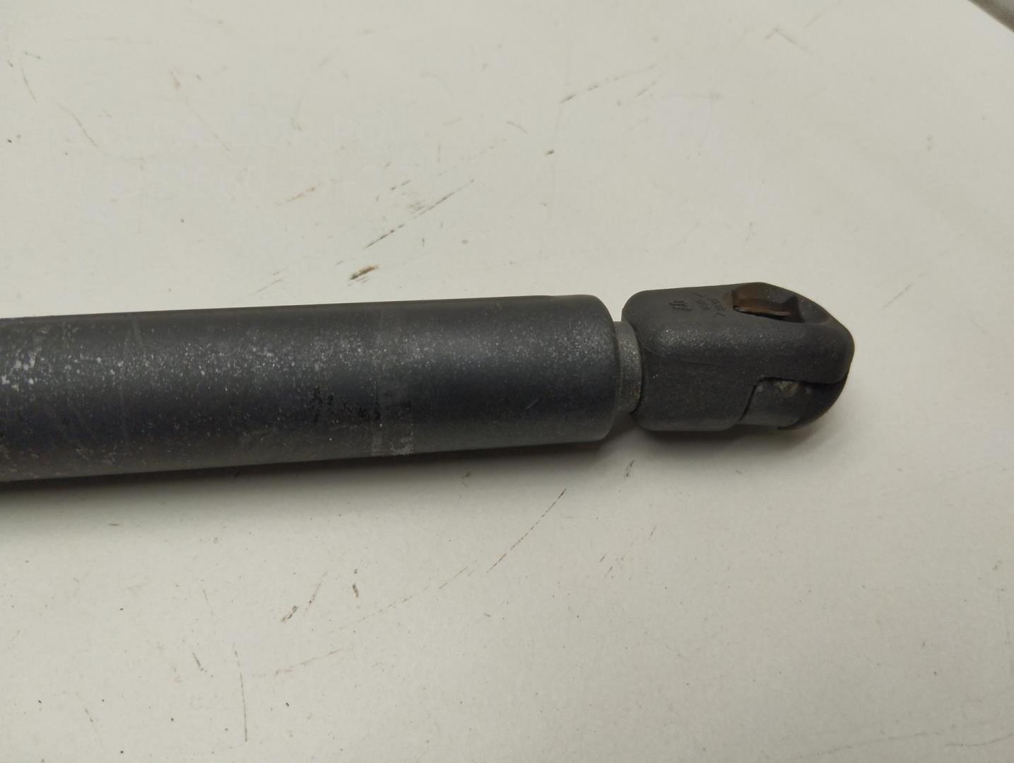 Амортизатор крышки багажника