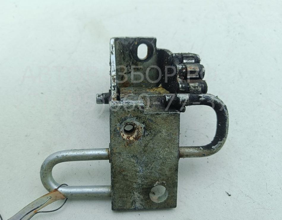 Петля двери