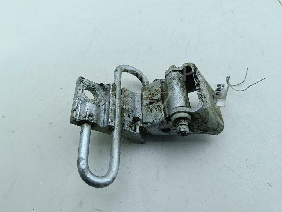 Петля двери