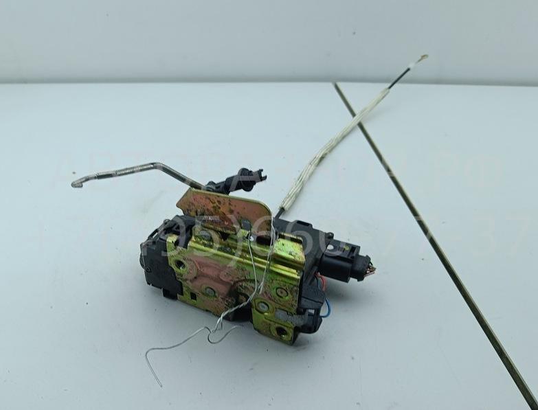 Замок двери передней правой