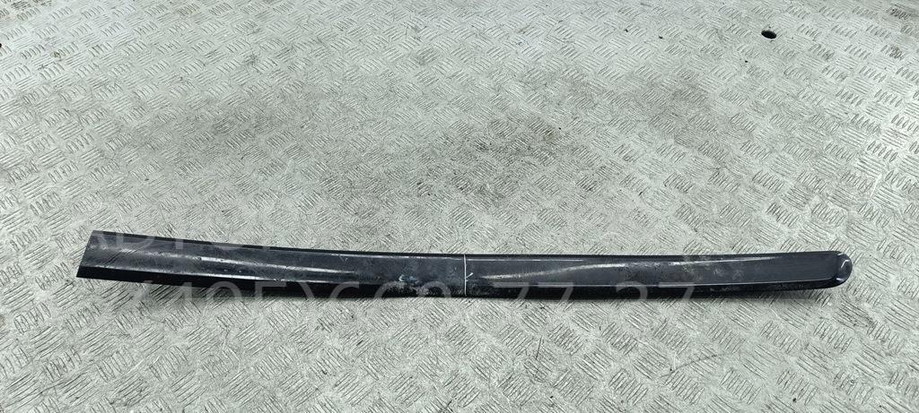 Молдинг двери передней левой