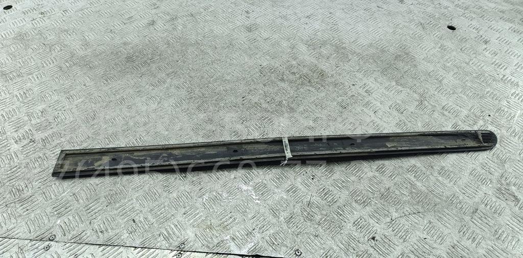 Накладка двери передней правой