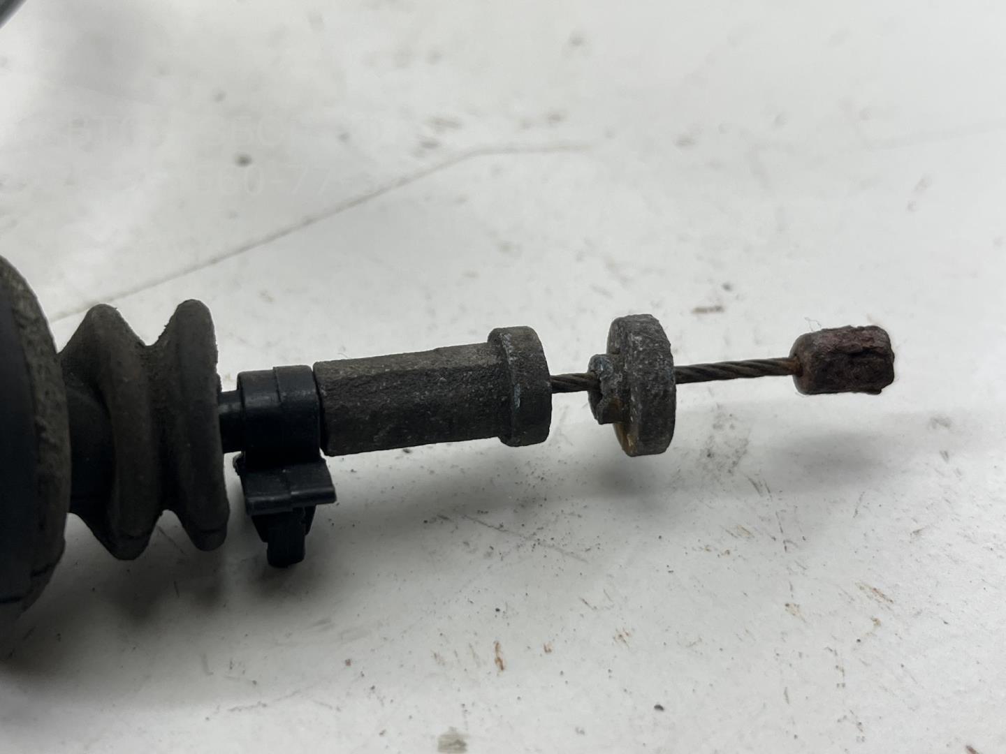 Трос открывания капота