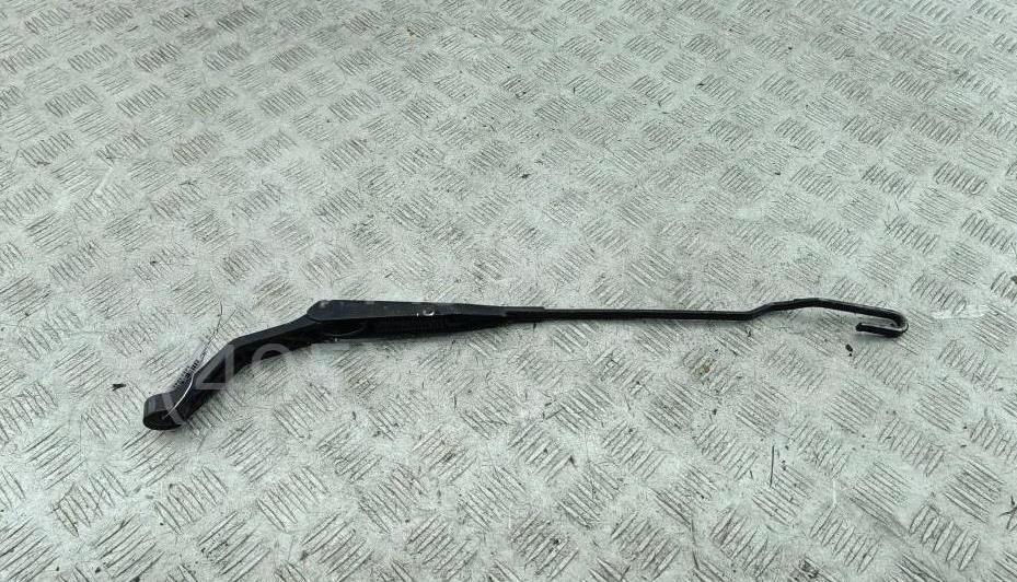 Поводок стеклоочистителя передний правый