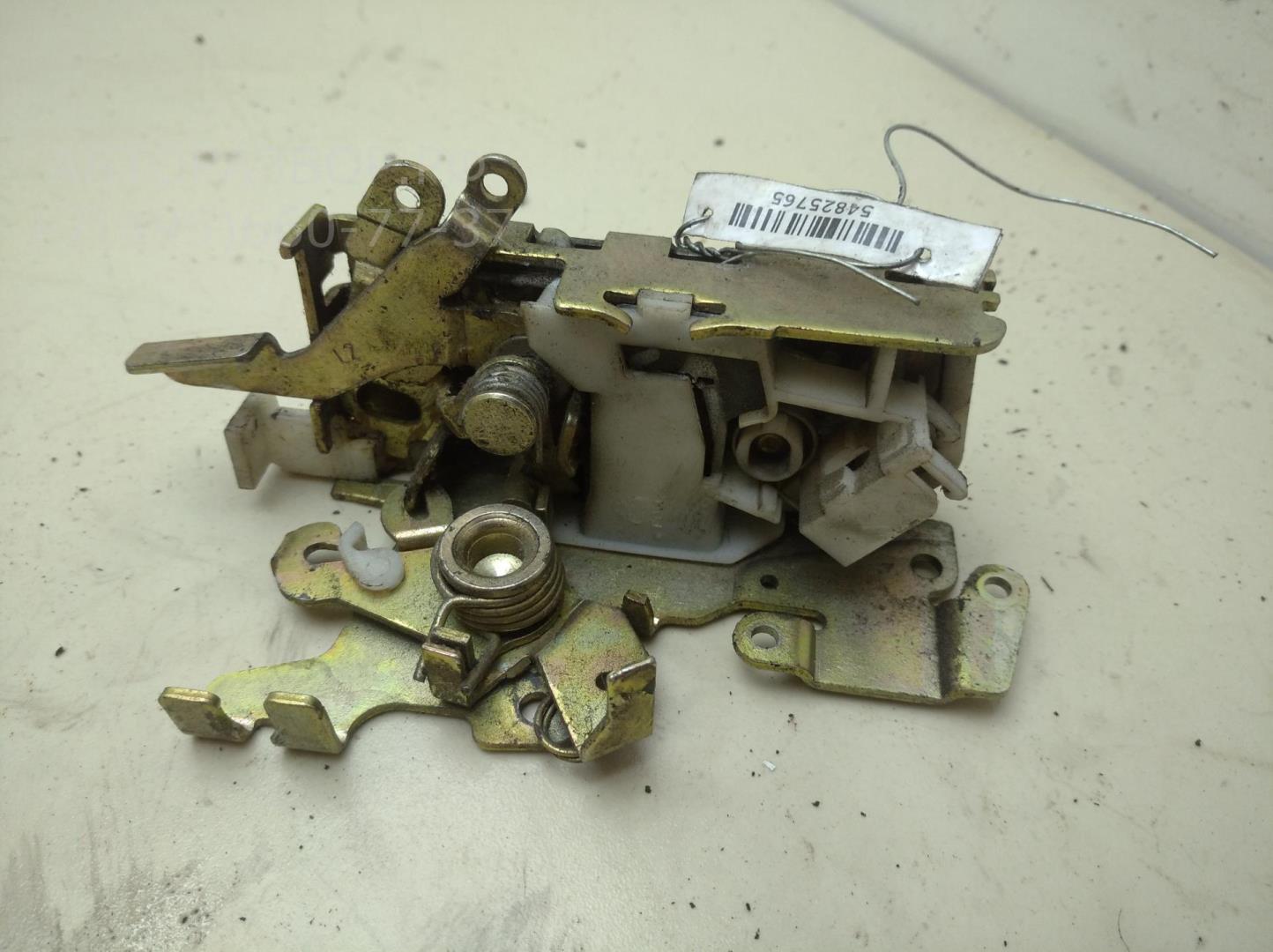 Замок двери передней левой