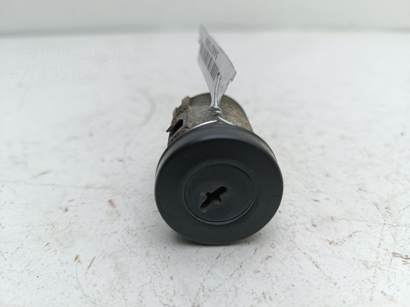 Вставка замка багажника