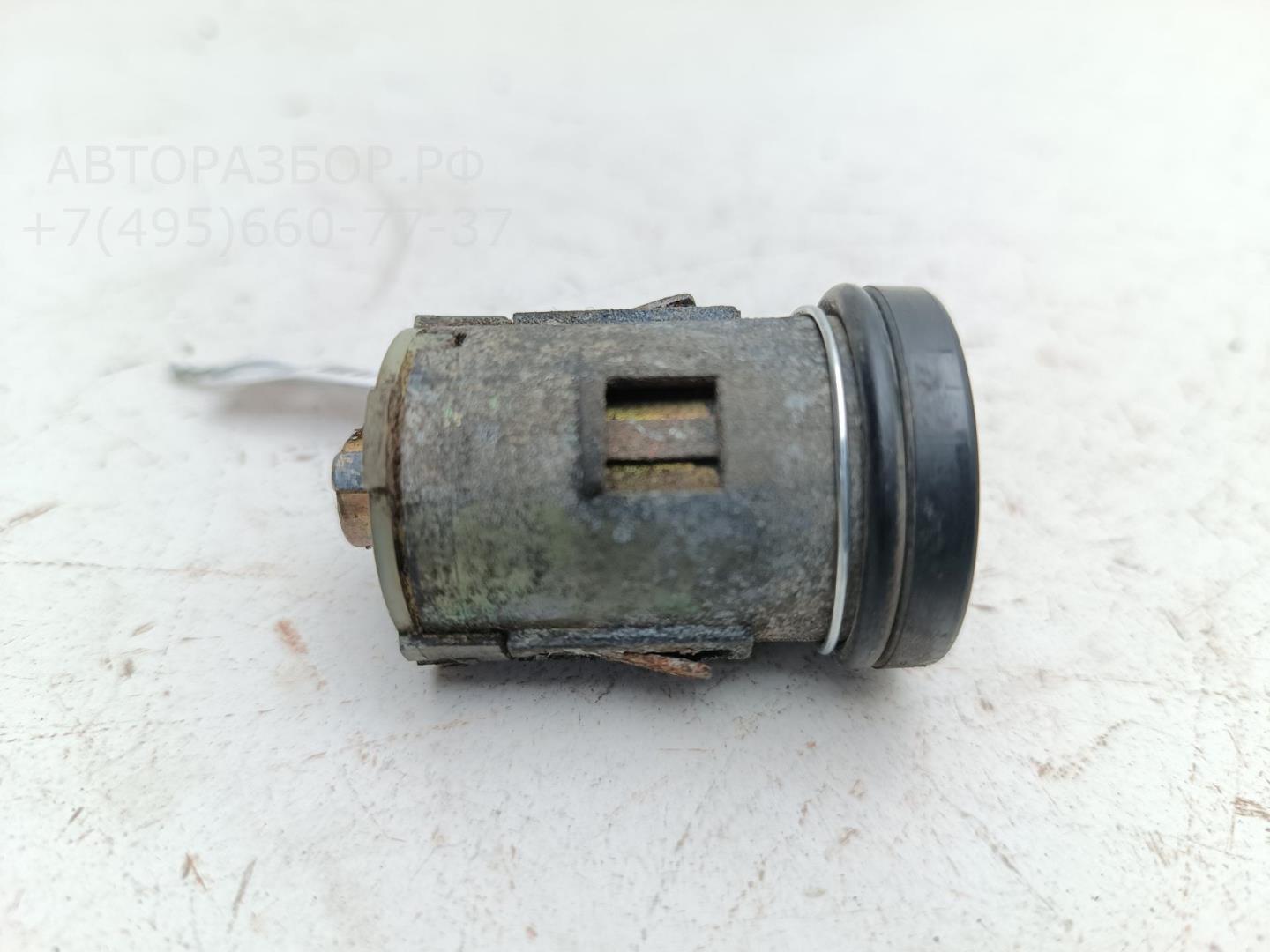 Вставка замка багажника