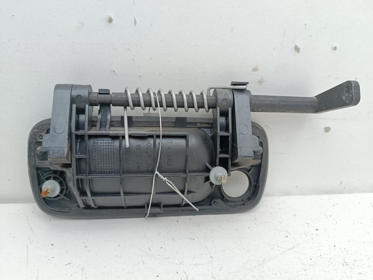 Ручка двери передней наружная правая