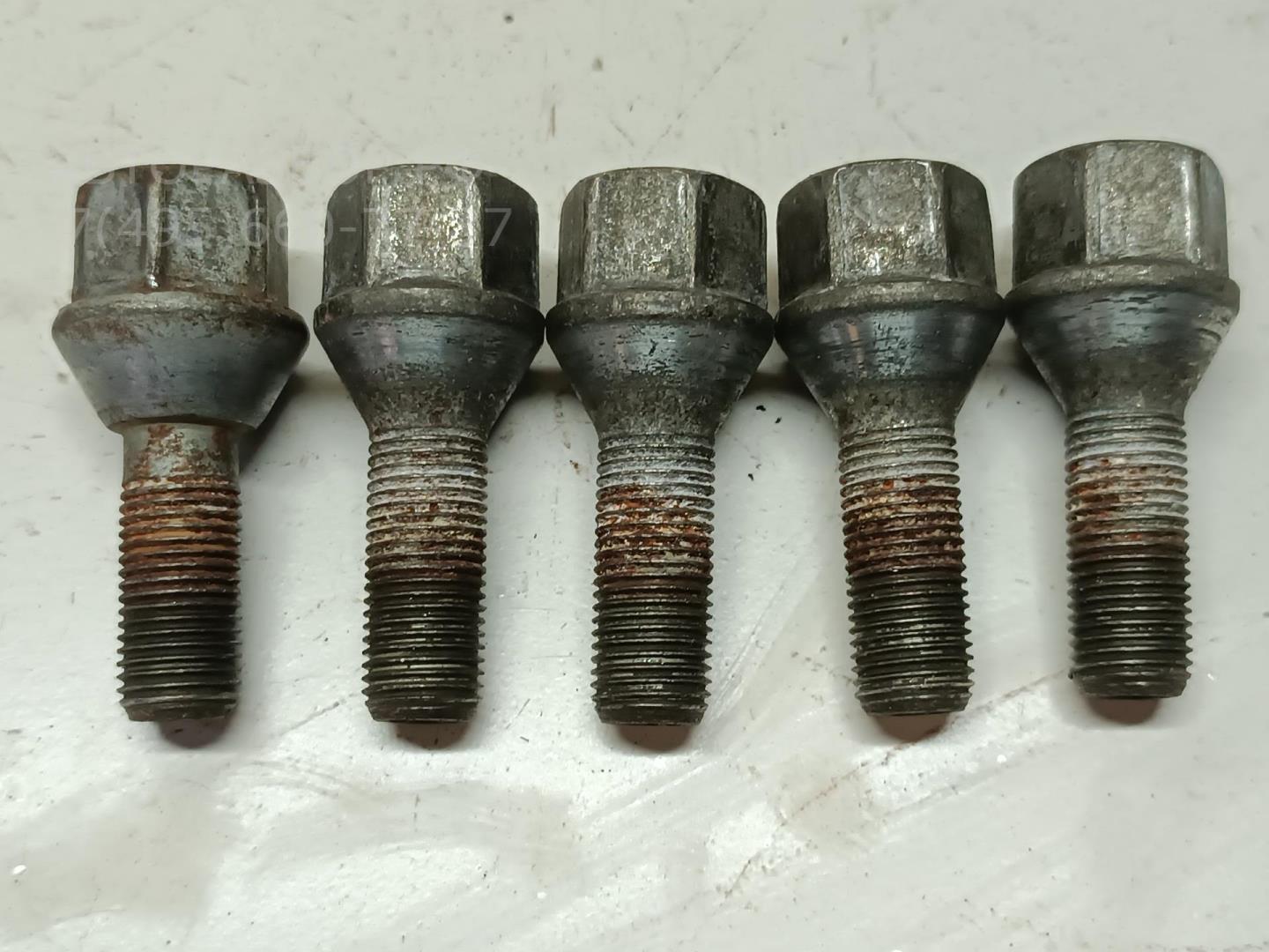 Болт колесный