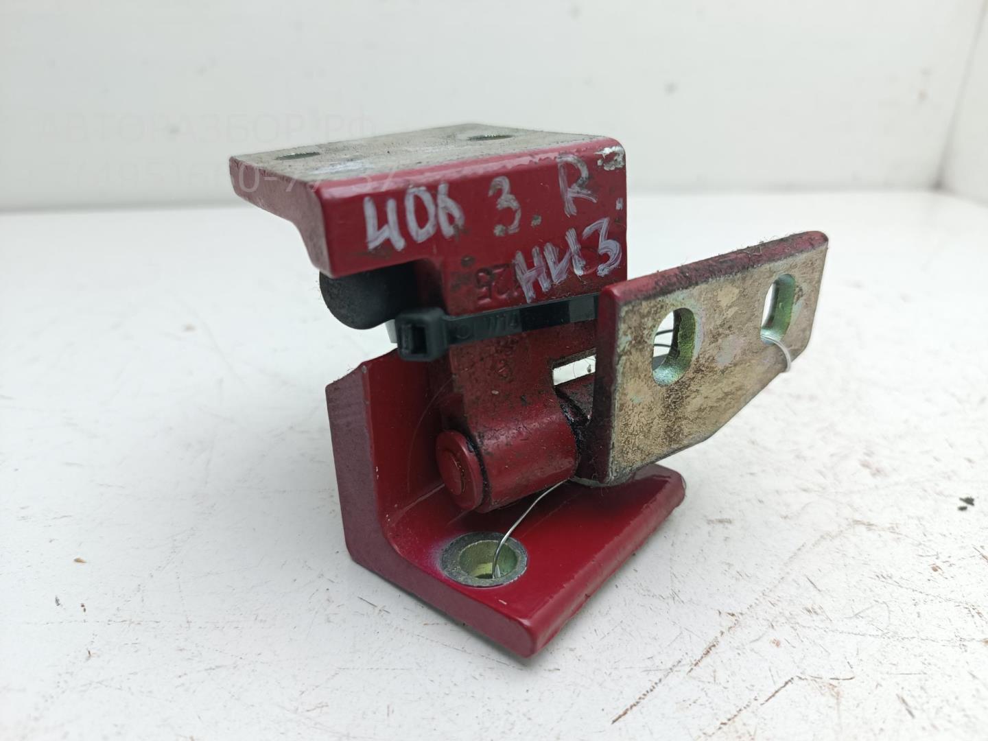 Петля двери