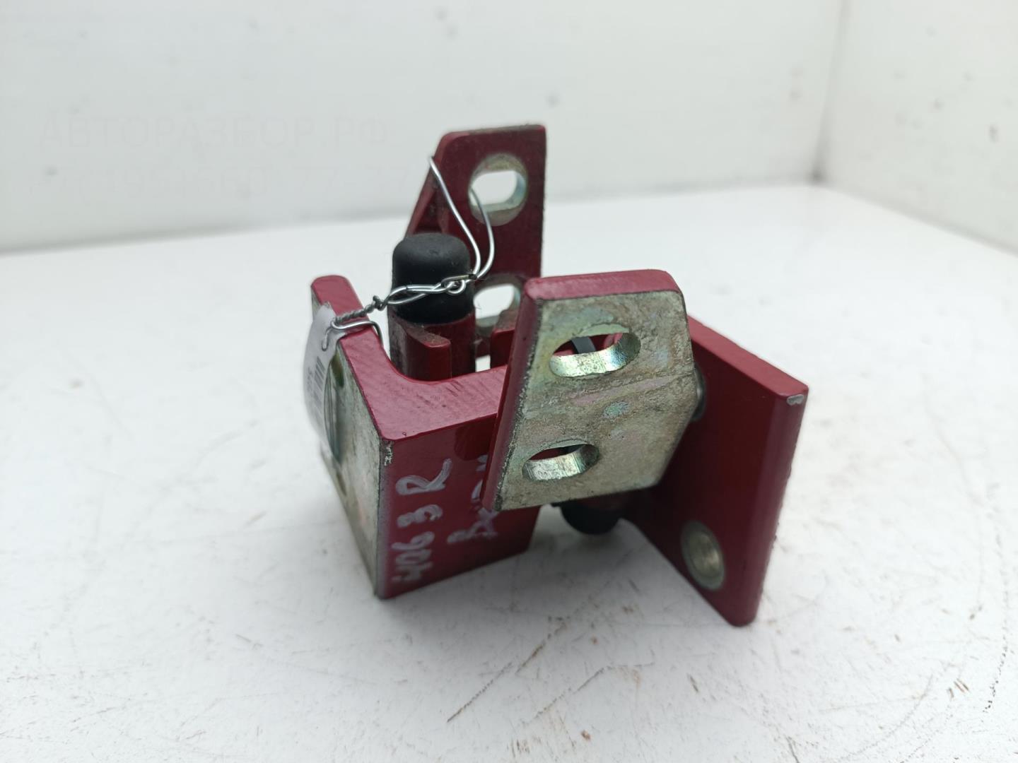 Петля двери