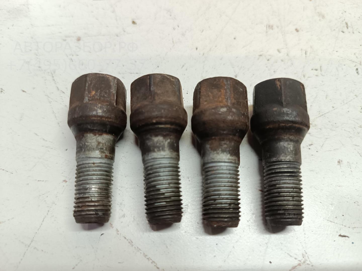 Болт колесный