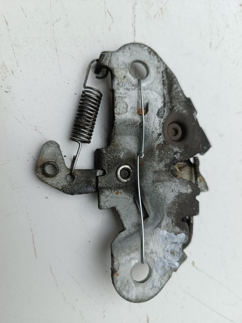 Замок капота