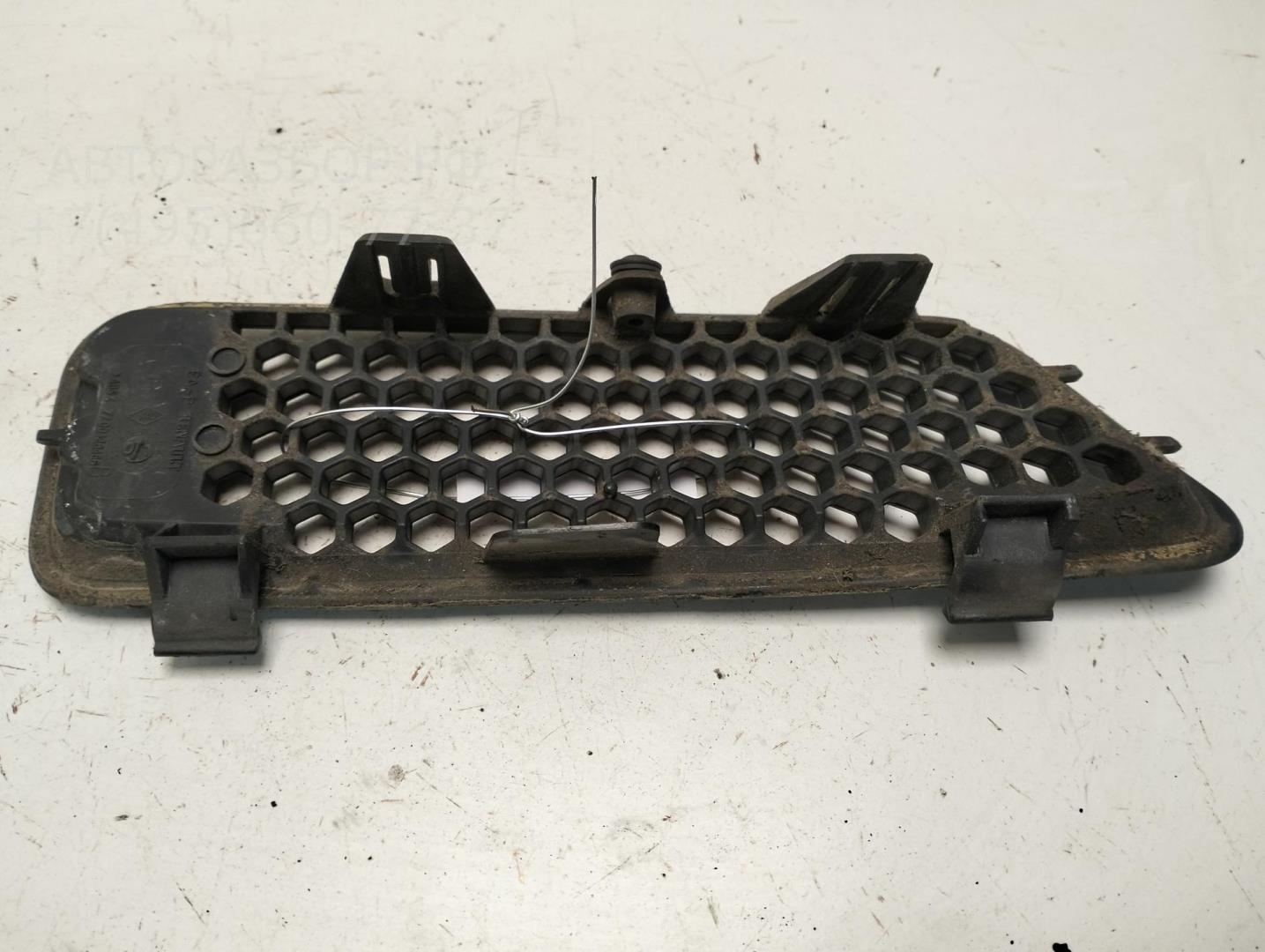 Решетка радиатора левая