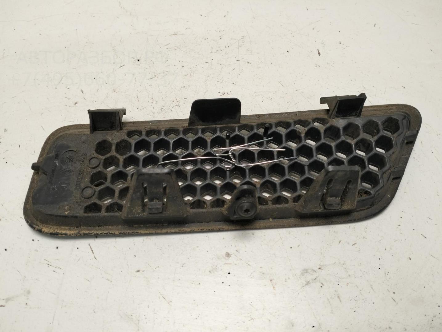 Решетка радиатора правая