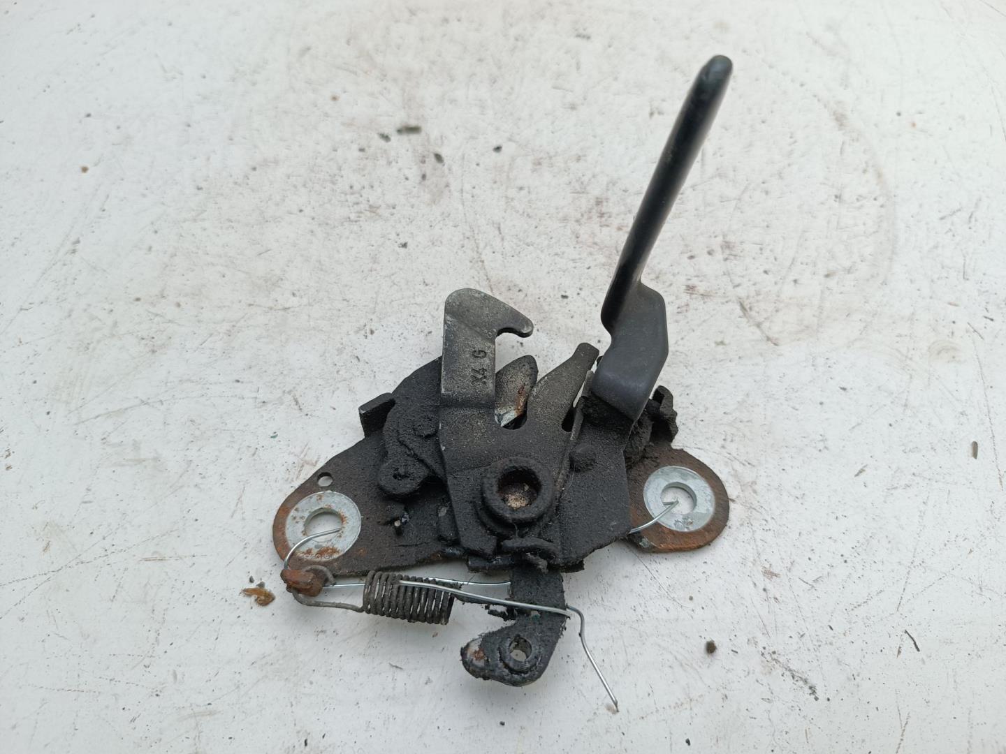 Замок капота