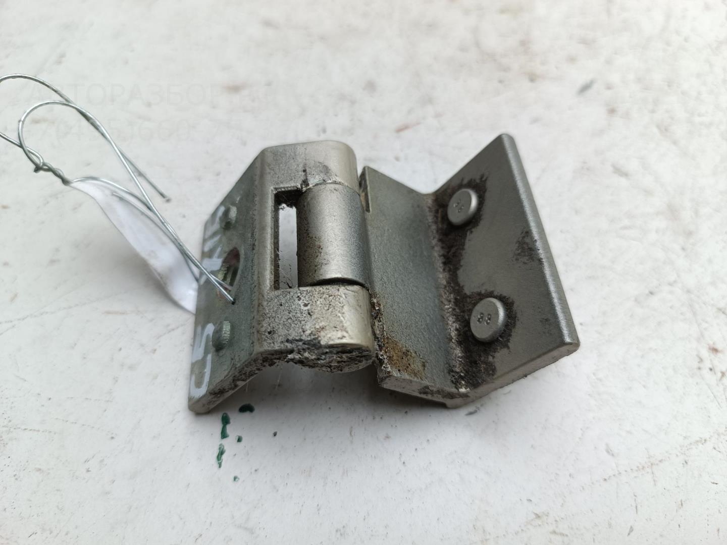 Петля крышки багажника