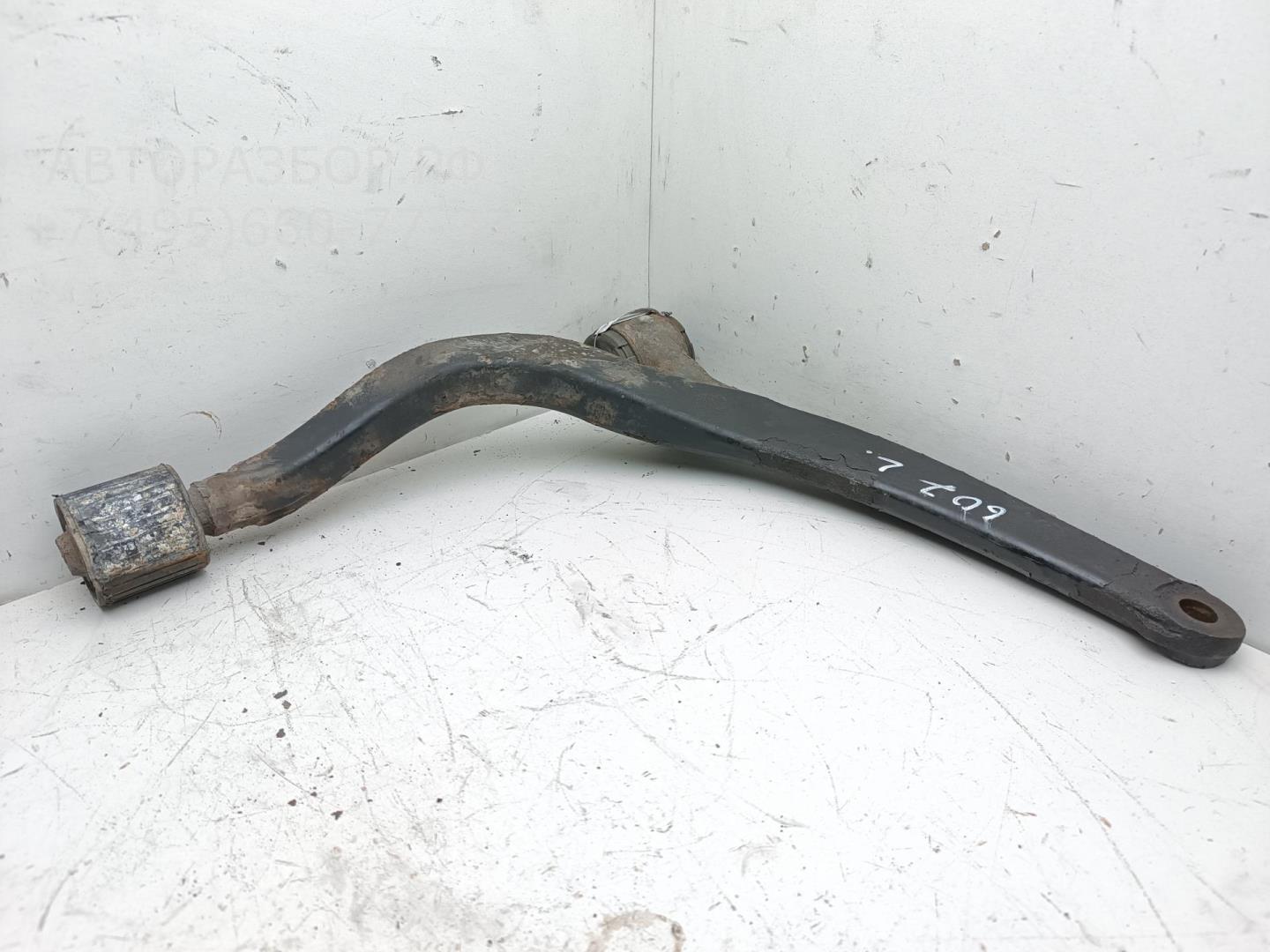 Рычаг передний левый