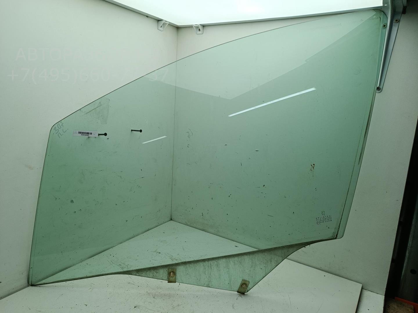 Стекло двери передней левой
