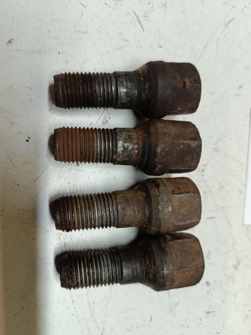 Болт колесный