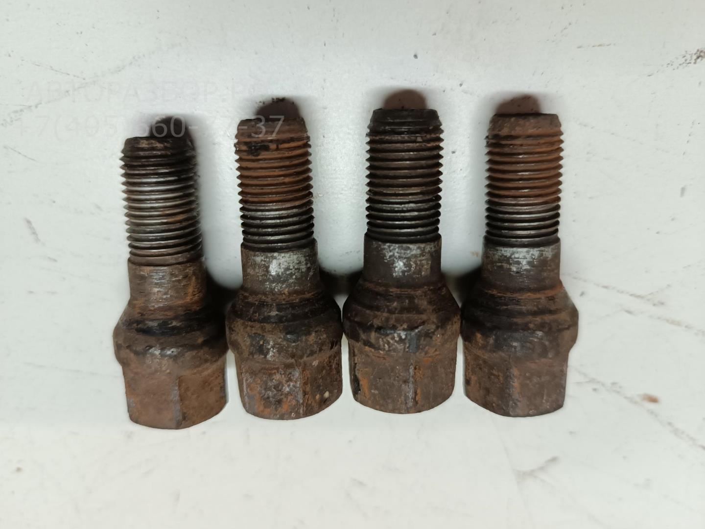 Болт колесный