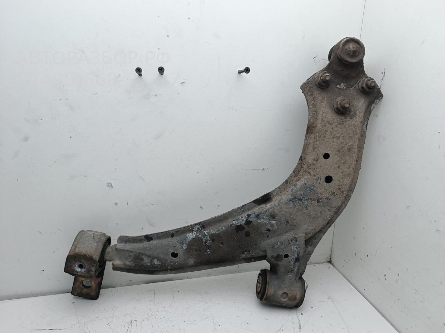 Рычаг передний правый
