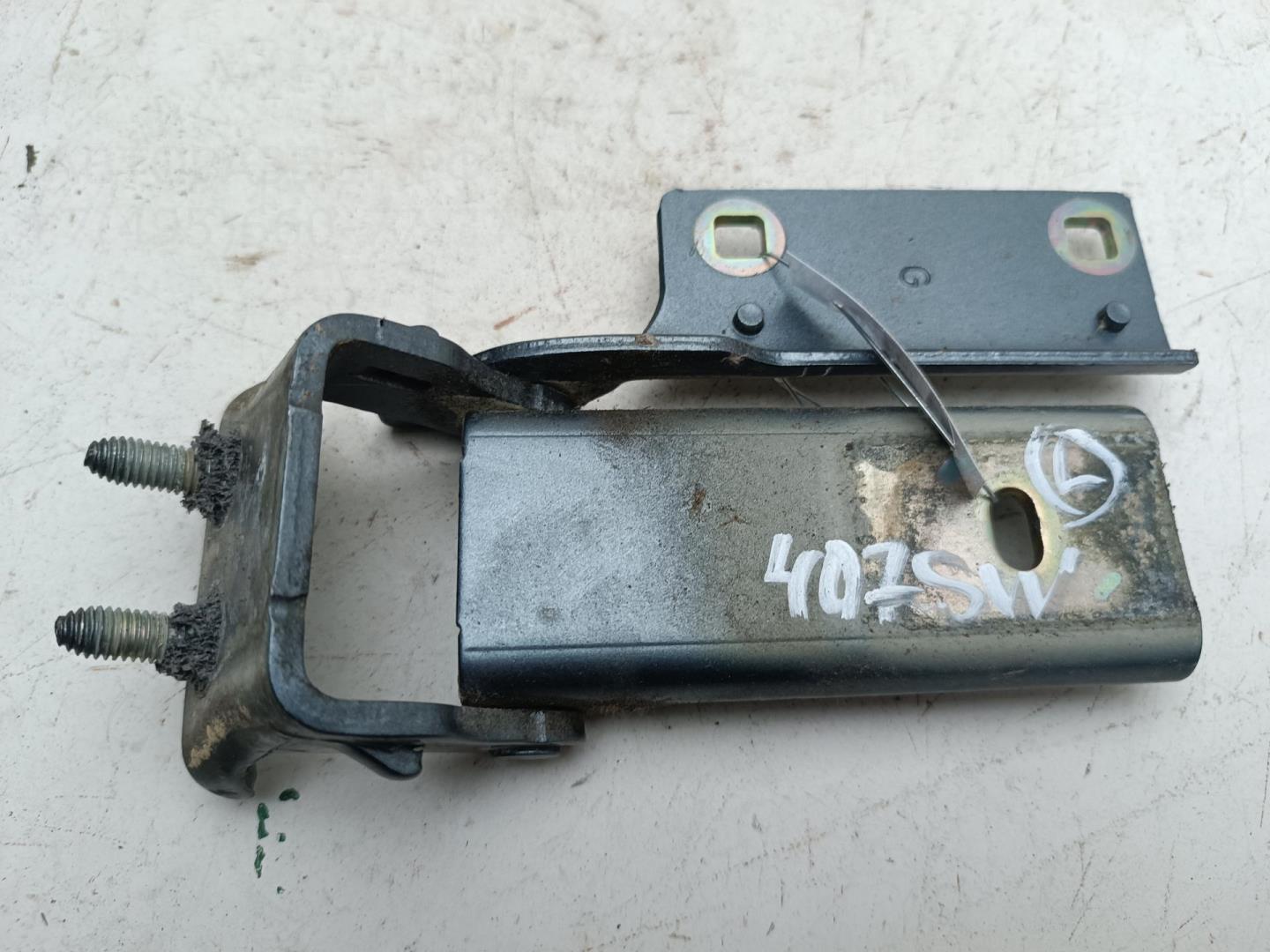 Петля крышки багажника